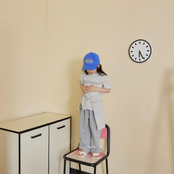 字母條紋短袖上衣 韓國童裝,男童夏裝,中性童裝,童裝推薦,2026夏季童裝,男童穿搭,韓系童裝,中性穿搭,韓國代購