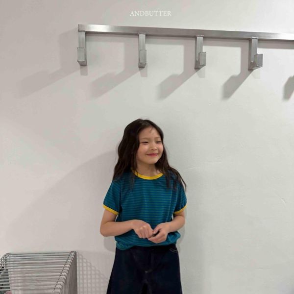 跳色滾邊肩扣條紋短袖上衣 韓國童裝,男童夏裝,中性童裝,童裝推薦,2026夏季童裝,男童穿搭,韓系童裝,中性穿搭,韓國代購