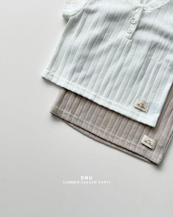 亨利領螺紋針織短袖上衣 韓國童裝,男童夏裝,中性童裝,童裝推薦,2026夏季童裝,男童穿搭,韓系童裝,中性穿搭,韓國代購