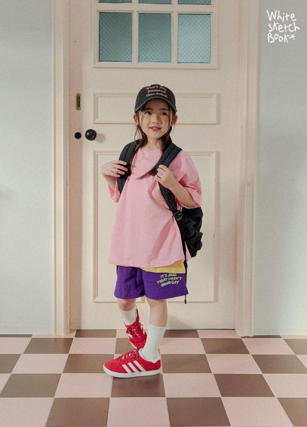 刷刷亮色字母休閒短褲 韓國童裝,男童夏裝,中性童裝,童裝推薦,2026夏季童裝,男童穿搭,韓系童裝,中性穿搭,韓國代購