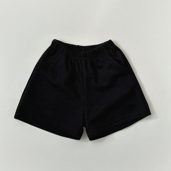 日常輕鬆素色運動短褲 韓國童裝,男童夏裝,中性童裝,童裝推薦,2026夏季童裝,男童穿搭,韓系童裝,中性穿搭,韓國代購