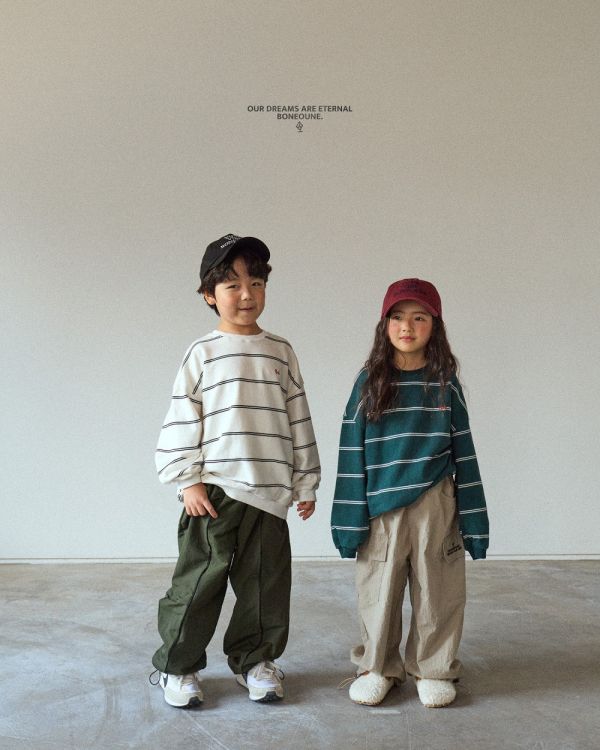 BN刺繡寬粉條紋長袖上衣 韓國童裝,男童秋裝,中性童裝,韓系童裝推薦,2025秋季童裝,韓國男童新款,中性風男童穿搭,秋季男童服飾推薦,小男友穿搭
