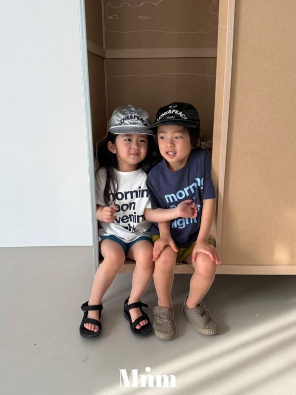 印刷字母短袖上衣 韓國童裝,男童夏裝,中性童裝,童裝推薦,2026夏季童裝,男童穿搭,韓系童裝,中性穿搭,韓國代購