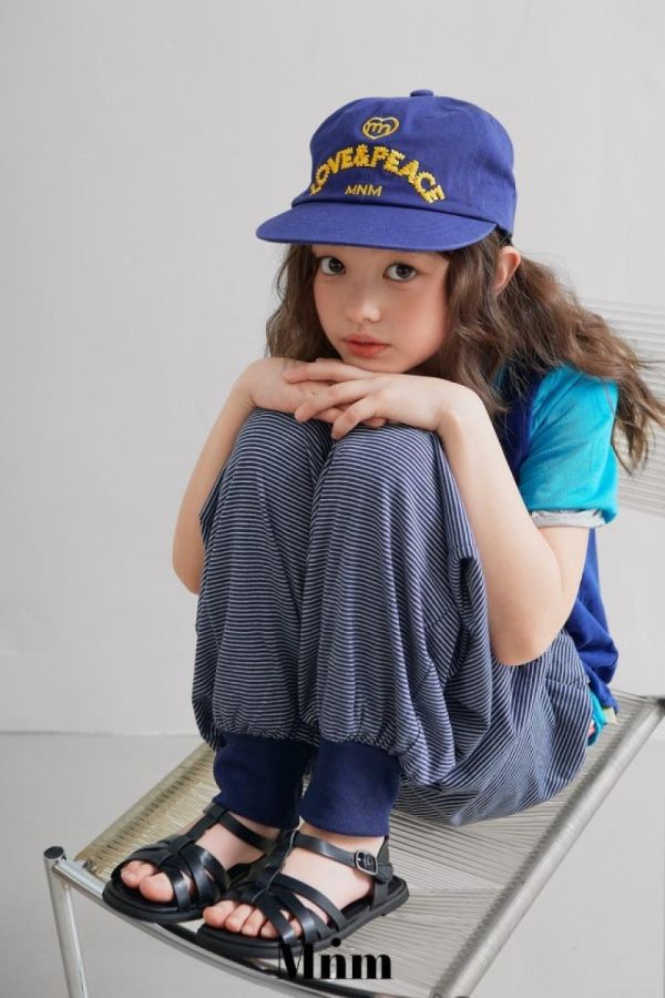 細條紋拉丁縮口運動長褲 韓國童裝,男童夏裝,中性童裝,童裝推薦,2026夏季童裝,男童穿搭,韓系童裝,中性穿搭,韓國代購