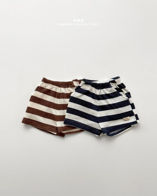 條紋鬆餅格休閒短褲 韓國童裝,男童夏裝,中性童裝,童裝推薦,2026夏季童裝,男童穿搭,韓系童裝,中性穿搭,韓國代購