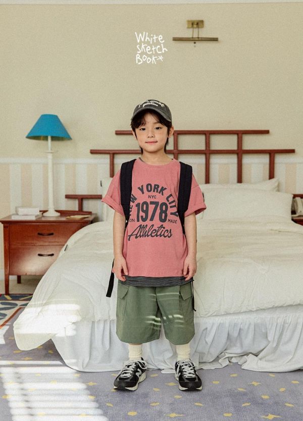美式字母短袖上衣 韓國童裝,男童夏裝,中性童裝,童裝推薦,2026夏季童裝,男童穿搭,韓系童裝,中性穿搭,韓國代購
