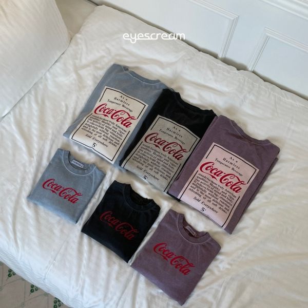 COCACOLA標籤長袖上衣-親子款 韓國童裝,男童秋裝,中性童裝,韓系童裝推薦,2025秋季童裝,韓國男童新款,中性風男童穿搭,秋季男童服飾推薦,小男友穿搭