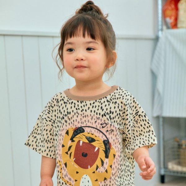 開心花豹短袖上衣 韓國童裝,男童夏裝,中性童裝,童裝推薦,2026夏季童裝,男童穿搭,韓系童裝,中性穿搭,韓國代購