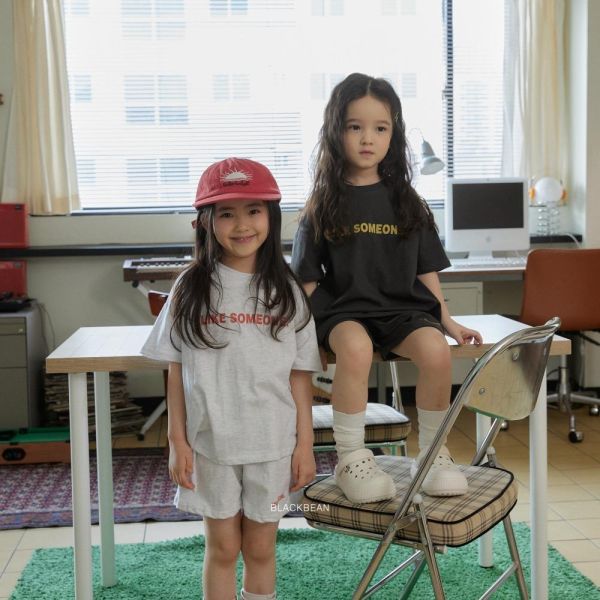 簡單字母短袖運動套裝 韓國童裝,男童夏裝,中性童裝,童裝推薦,2026夏季童裝,男童穿搭,韓系童裝,中性穿搭,韓國代購