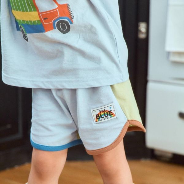 繽紛拼接圓弧短褲 韓國童裝,男童夏裝,中性童裝,童裝推薦,2026夏季童裝,男童穿搭,韓系童裝,中性穿搭,韓國代購