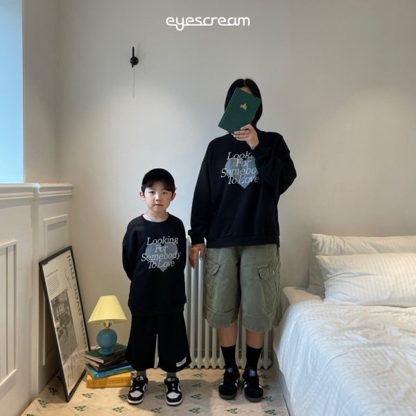 愛心英文標語長袖上衣-親子款 韓國童裝,男童秋裝,中性童裝,韓系童裝推薦,2025秋季童裝,韓國男童新款,中性風男童穿搭,秋季男童服飾推薦,小男友穿搭