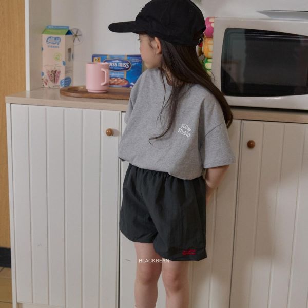 藝術字母短袖上衣 韓國童裝,男童夏裝,中性童裝,童裝推薦,2026夏季童裝,男童穿搭,韓系童裝,中性穿搭,韓國代購