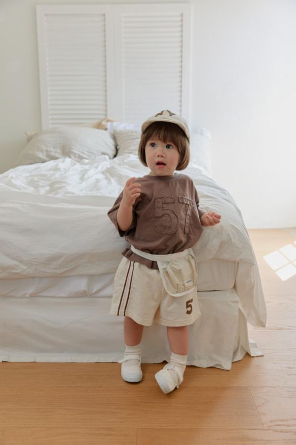 補丁57短袖上衣 韓國童裝,男童夏裝,中性童裝,童裝推薦,2026夏季童裝,男童穿搭,韓系童裝,中性穿搭,韓國代購