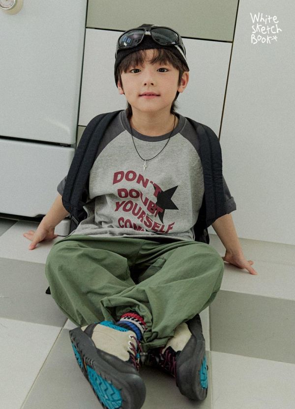 星星字母插肩短袖上衣 韓國童裝,男童夏裝,中性童裝,童裝推薦,2026夏季童裝,男童穿搭,韓系童裝,中性穿搭,韓國代購