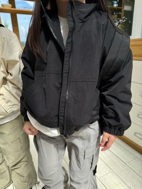 背後OUR立領拉鍊運動外套 韓國童裝,男童秋裝,中性童裝,韓系童裝推薦,2025秋季童裝,韓國男童新款,中性風男童穿搭,秋季男童服飾推薦,小男友穿搭