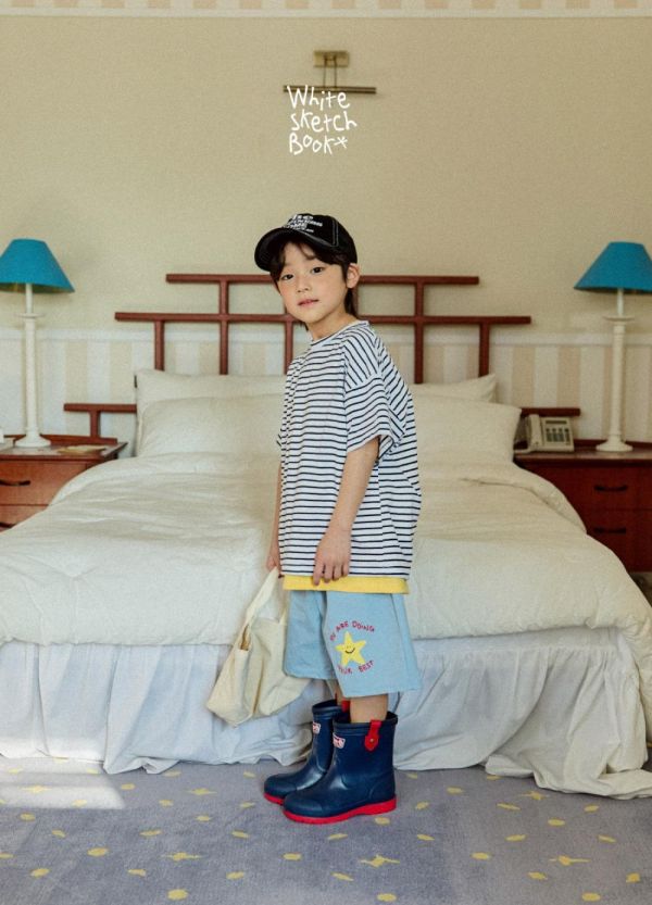 基礎條紋短袖上衣 韓國童裝,男童夏裝,中性童裝,童裝推薦,2026夏季童裝,男童穿搭,韓系童裝,中性穿搭,韓國代購