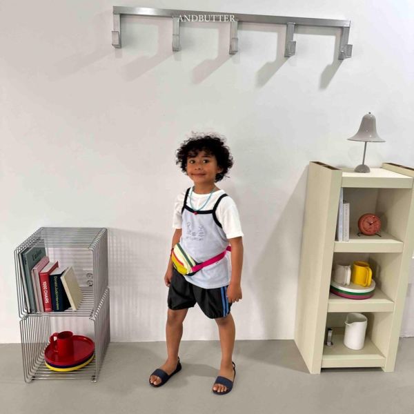 雙線織帶縮口運動短褲 韓國童裝,男童夏裝,中性童裝,童裝推薦,2026夏季童裝,男童穿搭,韓系童裝,中性穿搭,韓國代購