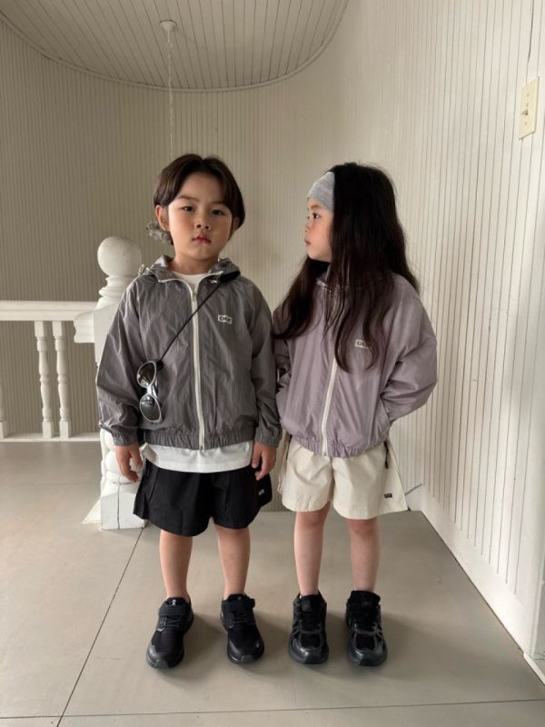 輕便OUR抽繩連帽運動外套 韓國童裝,質感童裝,童裝推薦,韓系風格,男女童裝,韓風穿搭,韓國代購,韓國空運,親子穿搭