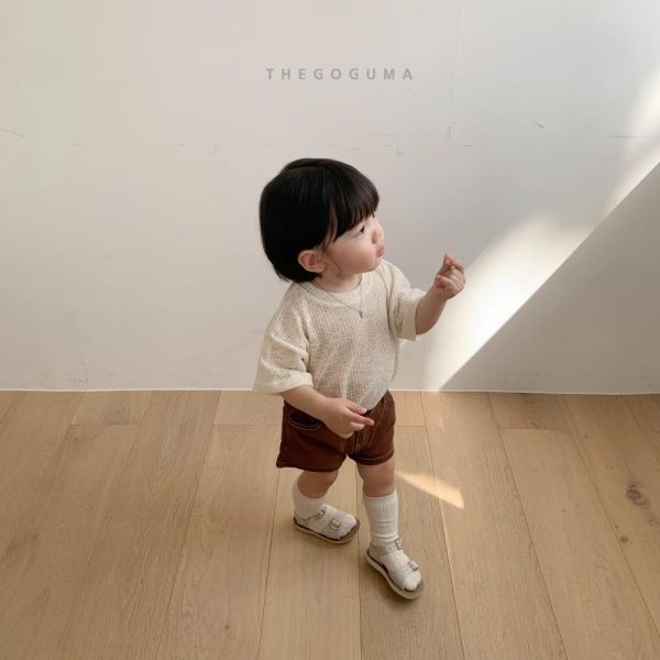 小標針織短袖上衣 韓國童裝,男童夏裝,中性童裝,童裝推薦,2026夏季童裝,男童穿搭,韓系童裝,中性穿搭,韓國代購