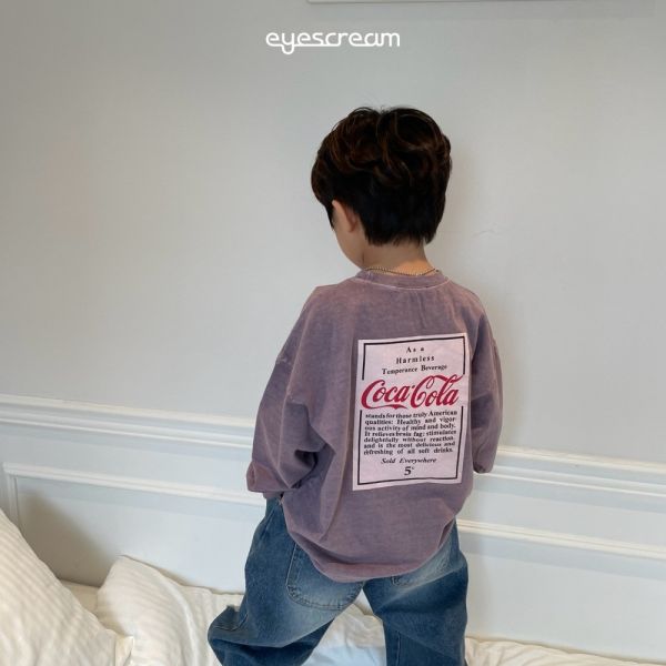 COCACOLA標籤長袖上衣-親子款 韓國童裝,男童秋裝,中性童裝,韓系童裝推薦,2025秋季童裝,韓國男童新款,中性風男童穿搭,秋季男童服飾推薦,小男友穿搭