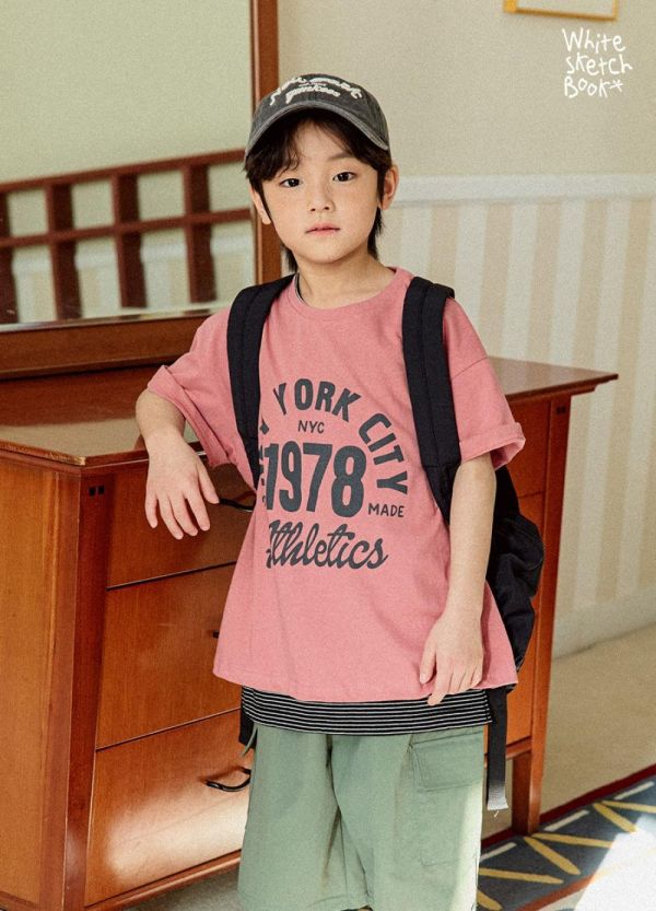 美式字母短袖上衣 韓國童裝,男童夏裝,中性童裝,童裝推薦,2026夏季童裝,男童穿搭,韓系童裝,中性穿搭,韓國代購