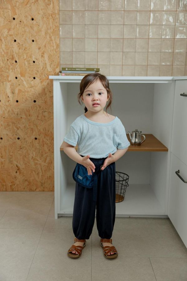 日常素色縮口運動長褲 韓國童裝,男童夏裝,中性童裝,童裝推薦,2026夏季童裝,男童穿搭,韓系童裝,中性穿搭,韓國代購