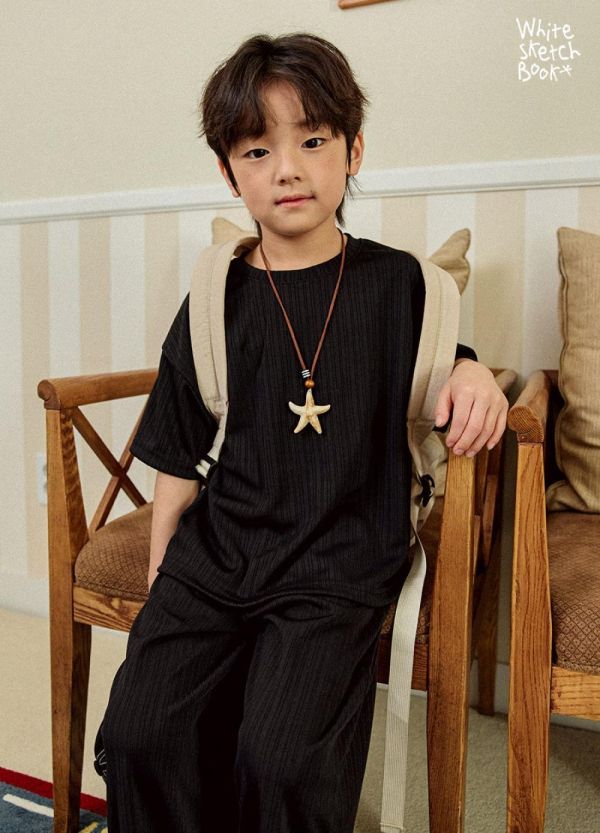 坑條彈彈短袖長褲套裝 韓國童裝,男童夏裝,中性童裝,童裝推薦,2026夏季童裝,男童穿搭,韓系童裝,中性穿搭,韓國代購