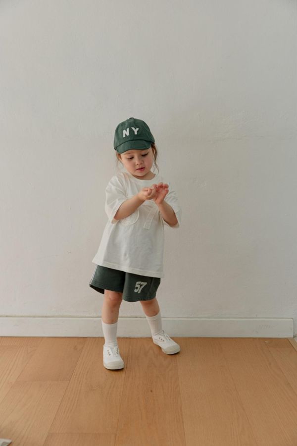 數字織帶滾邊運動短褲 韓國童裝,男童夏裝,中性童裝,童裝推薦,2026夏季童裝,男童穿搭,韓系童裝,中性穿搭,韓國代購