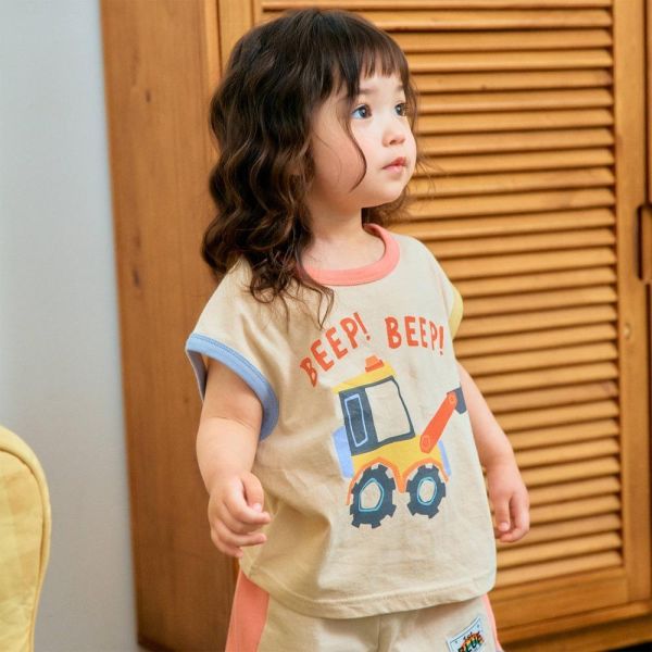 工程車插圖蓋袖上衣 韓國童裝,男童夏裝,中性童裝,童裝推薦,2026夏季童裝,男童穿搭,韓系童裝,中性穿搭,韓國代購