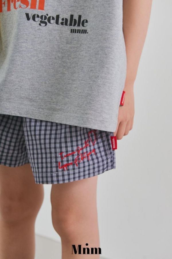 刺繡字母格紋休閒短褲 韓國童裝,男童夏裝,中性童裝,童裝推薦,2026夏季童裝,男童穿搭,韓系童裝,中性穿搭,韓國代購