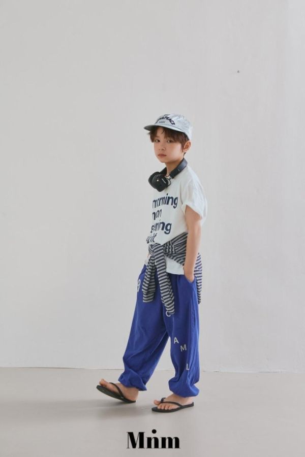 字母縮口運動長褲 韓國童裝,男童夏裝,中性童裝,童裝推薦,2026夏季童裝,男童穿搭,韓系童裝,中性穿搭,韓國代購