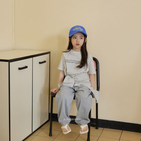 字母條紋短袖上衣 韓國童裝,男童夏裝,中性童裝,童裝推薦,2026夏季童裝,男童穿搭,韓系童裝,中性穿搭,韓國代購