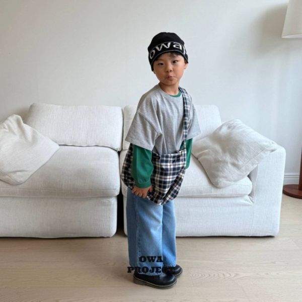 青春學生斜背包 韓國童裝,男童秋裝,中性童裝,韓系童裝推薦,2025秋季童裝,韓國男童新款,中性風男童穿搭,秋季男童服飾推薦,小男友穿搭