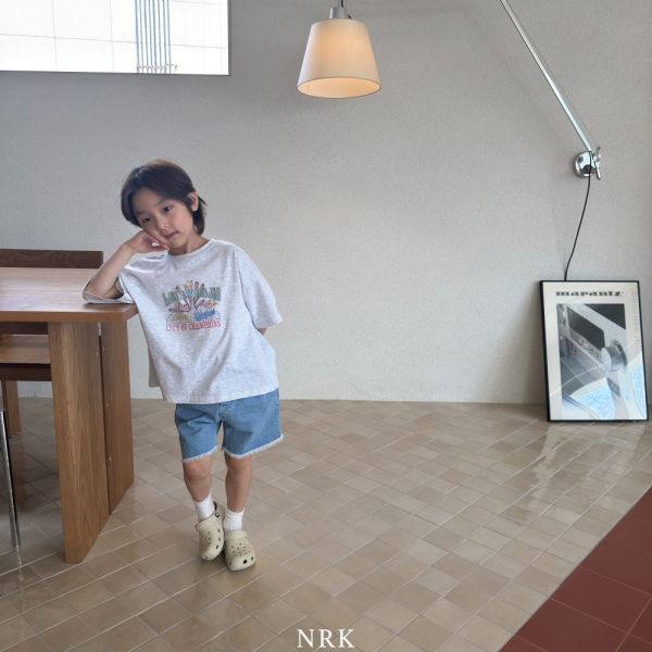 四季百搭抽鬚牛仔短褲 韓國童裝,質感童裝,童裝推薦,韓系風格,男女童裝,韓風穿搭,韓國代購,韓國空運,親子穿搭