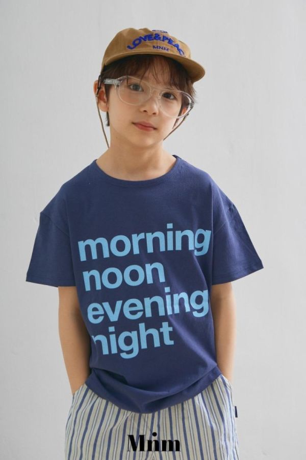 印刷字母短袖上衣 韓國童裝,男童夏裝,中性童裝,童裝推薦,2026夏季童裝,男童穿搭,韓系童裝,中性穿搭,韓國代購