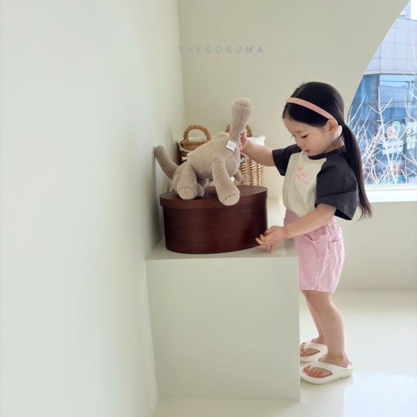 字母插肩短袖上衣 韓國童裝,男童夏裝,中性童裝,童裝推薦,2026夏季童裝,男童穿搭,韓系童裝,中性穿搭,韓國代購