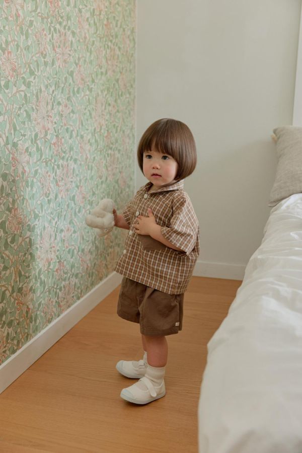 無印風翻領格紋短袖襯衫 韓國童裝,男童夏裝,中性童裝,童裝推薦,2026夏季童裝,男童穿搭,韓系童裝,中性穿搭,韓國代購