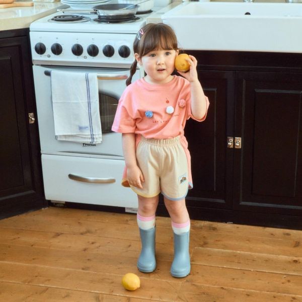 繽紛拼接圓弧短褲 韓國童裝,男童夏裝,中性童裝,童裝推薦,2026夏季童裝,男童穿搭,韓系童裝,中性穿搭,韓國代購