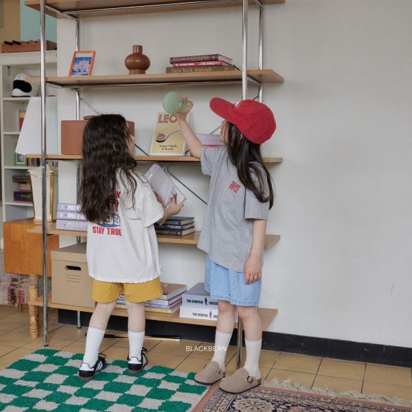 美式字母短袖上衣 韓國童裝,男童夏裝,中性童裝,童裝推薦,2026夏季童裝,男童穿搭,韓系童裝,中性穿搭,韓國代購