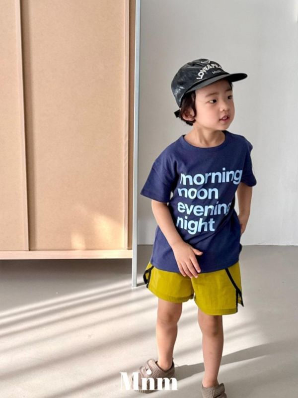 印刷字母短袖上衣 韓國童裝,男童夏裝,中性童裝,童裝推薦,2026夏季童裝,男童穿搭,韓系童裝,中性穿搭,韓國代購
