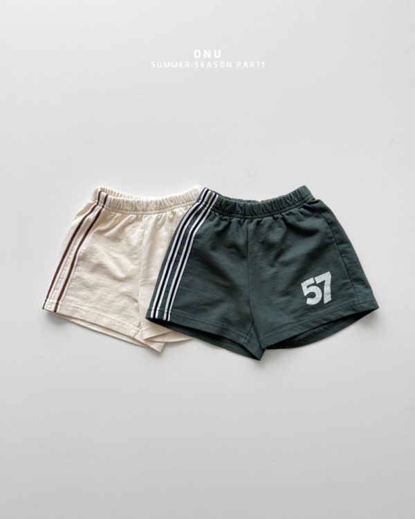 數字織帶滾邊運動短褲 韓國童裝,男童夏裝,中性童裝,童裝推薦,2026夏季童裝,男童穿搭,韓系童裝,中性穿搭,韓國代購