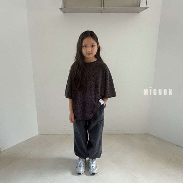 低調豹紋短袖上衣 韓國童裝,男童秋裝,中性童裝,韓系童裝推薦,2025秋季童裝,韓國男童新款,中性風男童穿搭,秋季男童服飾推薦,小男友穿搭
