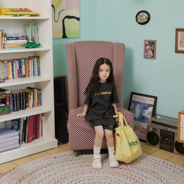 簡單字母短袖運動套裝 韓國童裝,男童夏裝,中性童裝,童裝推薦,2026夏季童裝,男童穿搭,韓系童裝,中性穿搭,韓國代購