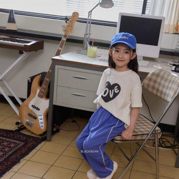 愛心LOVE短袖上衣 韓國童裝,男童夏裝,中性童裝,童裝推薦,2026夏季童裝,男童穿搭,韓系童裝,中性穿搭,韓國代購