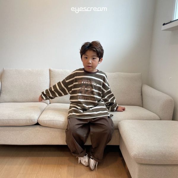美式風格42條紋長袖上衣-親子款 韓國童裝,男童秋裝,中性童裝,韓系童裝推薦,2025秋季童裝,韓國男童新款,中性風男童穿搭,秋季男童服飾推薦,小男友穿搭