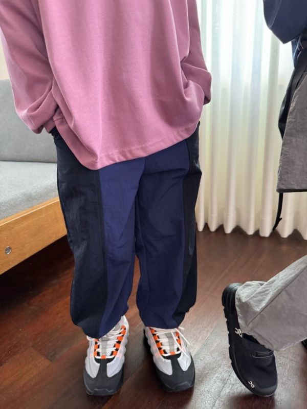 雙色沙沙可縮口運動長褲 韓國童裝,男童秋裝,中性童裝,韓系童裝推薦,2025秋季童裝,韓國男童新款,中性風男童穿搭,秋季男童服飾推薦,小男友穿搭