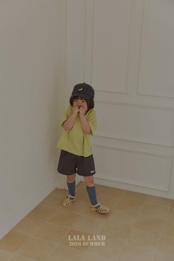 基礎素色運動短褲 韓國童裝,男童夏裝,中性童裝,童裝推薦,2026夏季童裝,男童穿搭,韓系童裝,中性穿搭,韓國代購