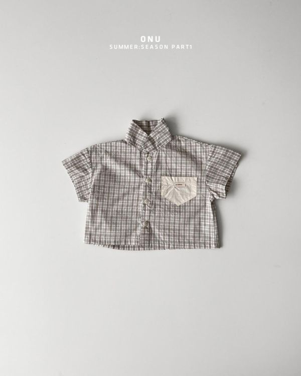 無印風翻領格紋短袖襯衫 韓國童裝,男童夏裝,中性童裝,童裝推薦,2026夏季童裝,男童穿搭,韓系童裝,中性穿搭,韓國代購