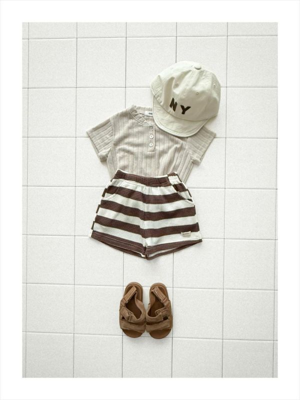 條紋鬆餅格休閒短褲 韓國童裝,男童夏裝,中性童裝,童裝推薦,2026夏季童裝,男童穿搭,韓系童裝,中性穿搭,韓國代購