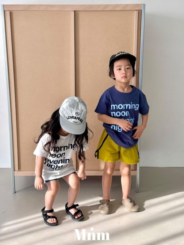 印刷字母短袖上衣 韓國童裝,男童夏裝,中性童裝,童裝推薦,2026夏季童裝,男童穿搭,韓系童裝,中性穿搭,韓國代購